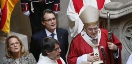 El cardenal arzobispo de Barcelona, Lluís Martínez Sistach (d), acompañado por el presidente de la Generalitat, Artur Mas (2i), y su esposa, Helena Rakosnik (i), durante la tradicional bendición de las rosas de Sant Jordi, en el Patio de Carruajes del Palau de la Generalitat.