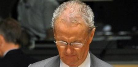 El ministro español de Defensa, Pedro Morenés, observa su teléfono móvil al comienzo del Consejo de Asuntos Exteriores y de Defensa de la Unión Europea.