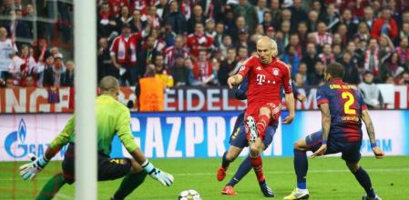 Victor Valdes intenta detener un disparo de Arjen Robben
