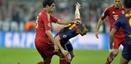 Javier Martinez y Andres Iniesta durante el partido de Champions de la pasada temporada disputado entre los dos equipos