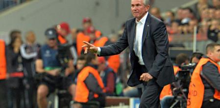Jupp Heynckes gestualiza durante el partido ante el Barça