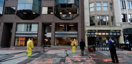 Los expertos trabajan en el lugar de la primera explosión en Boston