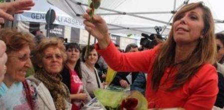 La presidenta del PPC, Alícia Sánchez-Camacho, en el estand del PP, repartiendo rosas