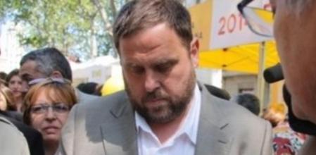 El presidente de ERC, Oriol Junqueras, en las Ramblas de Barcelona durante la jornada matinal de Sant Jordi