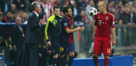 Momento en el que Jordi Alba lanza el balón a la cara de Arjen Robben