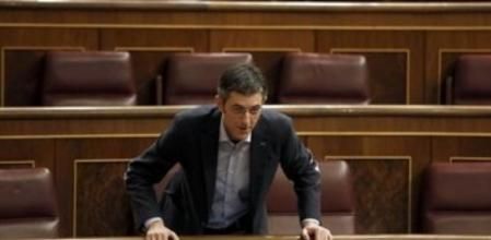 El diputado socialista, Eduardo Madina, en el hemiciclo momentos antes del inicio de la sesión de control al Gobierno que se celebra hoy en el Congreso de los Diputados.