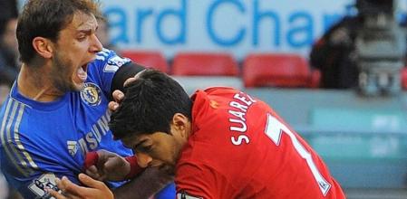 Luis Suárez muerde a Ivanovic e nel encuentro ante el Liverpool
