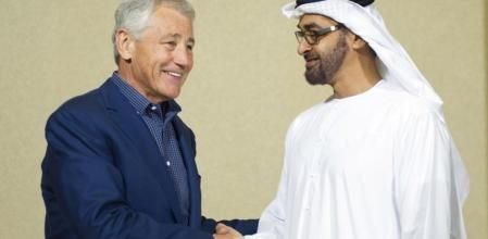 El Secretario de Defensa de EE.UU., Chuck Hagel, junto al príncipe Mohamed Bin Zayed Al-Nahyan en Abu Dhabi