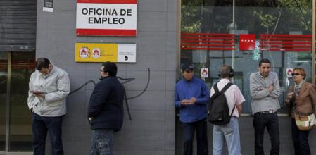 Cola de personas en paro en una oficina de empleo en Madrid