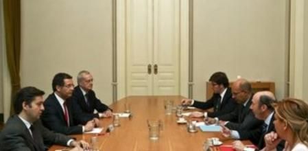 El secretario general del PSOE, Alfredo Pérez Rubalcaba (2-d); el primer secretario del PS francés, Harlem Désir (3-d); y el secretario general de los socialistas portugueses, Antonio José Seguro (2-i), participan en la reunión de líderes socialistas del Sur de Europa celebrada hoy en Lisboa para analizar la crisis económica y pronunciarse contra las políticas de austeridad.