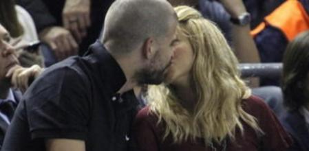 La cantante colombiana Shakiray el jugador del FC Barcelona, Gerard Piqué, durante el quinto partido de cuartos de final de la Euroliga ante Panathinaikos disputado esta noche en el Palau Blaugrana de la capital catalana
