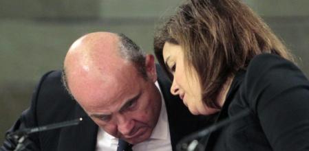 La vicepresidenta del Gobierno, Soraya Sáenz de Santamaría y el titular de Economía, Luis de Guindos, durante la rueda de prensa posterior a la reunión del Consejo de Ministros