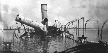 Vista del crucero Español Reina Cristina tras ser hundido en la batalla de la bahía de Manila, durante la guerra hispanoamericana, mayo de 1898. La Reina Cristina era el buque insignia en el Pacífico del escuadrón del Almirante Montojo
