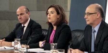 La vicepresidenta del Gobierno, Soraya Sáenz de Santamaría, acompañada de los ministro de Economía, Luis de Guindos (i) y Hacienda, Cristóbal Montoro, durante la rueda de prensa posterior a la reunión del Consejo de Ministros que ha aprobado el Programa de Estabilidad 2013-2016, hoy en el Palacio de La Moncloa.