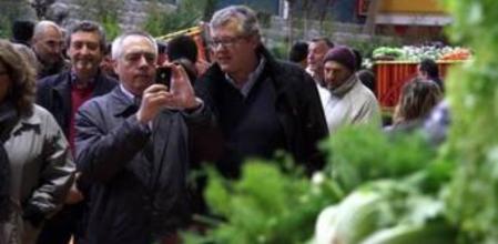 El líder del PSC, Pere Navarro, de visita a la Fira de l'Espàrrec de Gavà