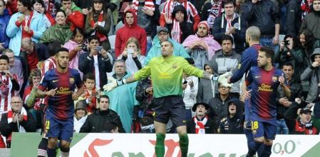 El portero del Barça gesticula durante el partido ante el Athletic en San Mamés