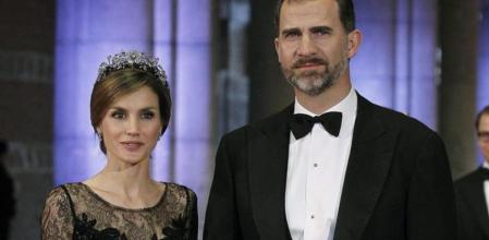 Los Príncipes de Asturias, Felipe de Borbón y Letizia Ortiz, a su llegada a la cena gala que ofrece la reina Beatriz de Holanda, hoy en en el Rijksmuseum de Amsterdam