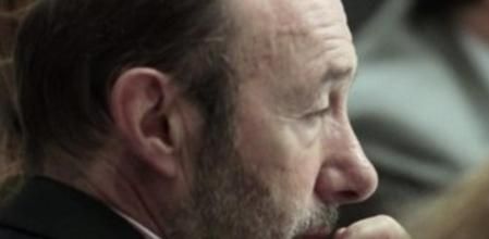 El secretario general del PSOE, Alfredo Pérez Rubalcaba (primer término), y el secretario general del Partido Socialista de Madrid (PSM), Tomás Gómez (detrás), escuchan las palabras del presidente de la Junta de Andalucía y del PSOE, José Antonio Griñan.