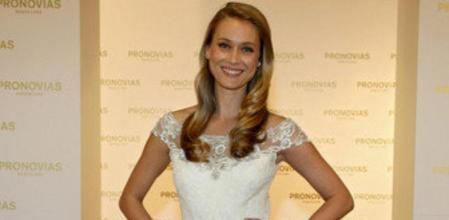 Vanesa Lorenzo posa con uno de los vestidos de la colección Atelier Pronovias 2014 en un adelante presentado en la sede de la firma en El Prat de Llobregat (Barcelona)