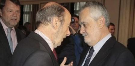 El presidente de la Junta de Andalucía y del PSOE, José Antonio Griñán (d), conversa con el secretario general del PSOE, Alfredo Pérez Rubalcaba (c).