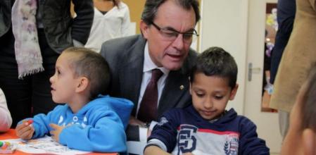 El presidente de la Generalitat, Artur Mas, durante su visita al Casal d'Infants del Raval en Santa Coloma de Gramenet
