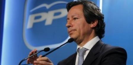 El vicesecretario general de Organización Electoral del PP, Carlos Floriano, durante la rueda de prensa que ofreció hoy en la sede del Partido Popular en Génova.