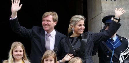 Guillermo-Alejandro y Máxima, junto a sus tres hijas, en el ensayo general antes de su coronación como Reyes de Holanda