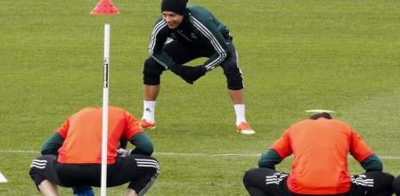 El portugués Cristiano Ronaldo regresó esta mañana a la dinámica de grupo en el entrenamiento en la ciudad deportiva de Valdebebas, previo al duelo de semifinales de Liga de Campeones ante el Borussia Dortmund, en el que el conjunto español buscará remontar el 4-1 de la ida en el estadio Santiago Bernabéu
