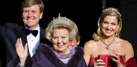 La reina Beatriz de Holanda (c), el príncipe heredero Guillermo-Alejandro (i) y su esposa, Máxima de Zorreguieta (d), en el Rijksmuseum de Amsterdam