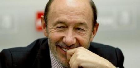 El secretario general del PSOE, Alfredo Pérez Rubalcaba, durante la reunión que ha mantenido con eurodiputados socialistas de la delegación del Parlamento Europeo.