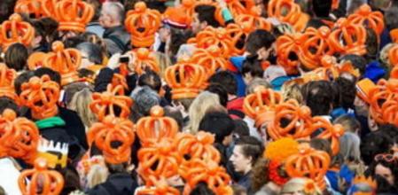Varios millares de holandeses se congregaron en la céntrica plaza Dam de Amsterdam para despedir a la reina Beatriz y dar la bienvenida a su primogénito, Guillermo-Alejandro, como nuevo rey de los Países Bajos
