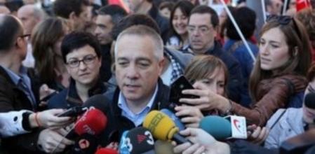 Pere Navarro (PSC) antes de comenzar la manifestación con motivo dela celebración del Primero de Mayo, en Barcelona.
