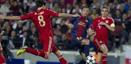 Javi Martínez y Adriano luchan un balón