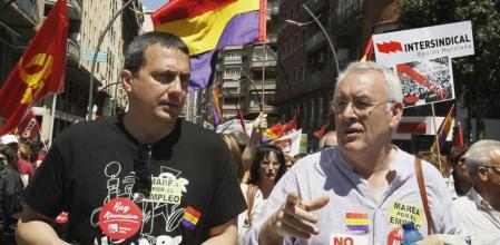 El coordinador federal de IU, Cayo Lara, y el coordinador regional de IU-Verdes, José Antonio Pujante, durante la manifestación del Primero de Mayo celebrada en Murcia