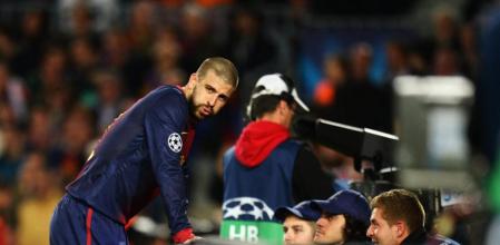 Gerard Piqué toma aire durante el encuentro ante el Bayern