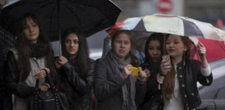 Fans rusas de Justin Bieber esperando en el aeropuerto la llegada de su ídolo