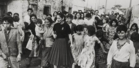 En la fotografía, la bailarina CarmenAmaya visita en 1952 el barrio de las barracas del somorostro en la playa de la Barceloneta