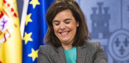 La vicepresidenta Soraya Sáenz de Santamaría sonríe durante la rueda de prensa posterior al Consejo de Ministros