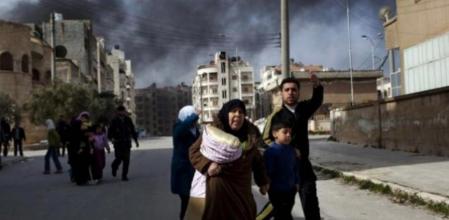 Centenares de civiles sirios huyen de los combates entre tropas leales a Asad y rebeldes