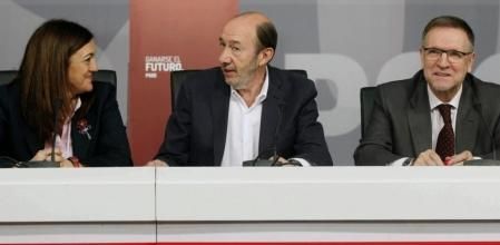 Fotografía facilitada por el PSOE de su secretario general, Alfredo Pérez Rubalcaba (c), junto a la portavoz del Grupo Socialista en el Congreso de los Diputados, Soraya Rodríguez (i), y el portavoz en el Senado, Marcelino Iglesias (d)