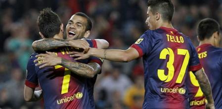 Alves y Tello felicitan a Villa tras marcar el segundo gol ante el Betis