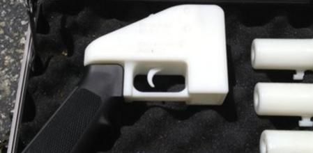 El arma ha sido creada con una máquina que imprime cada pieza en capas de plástico
