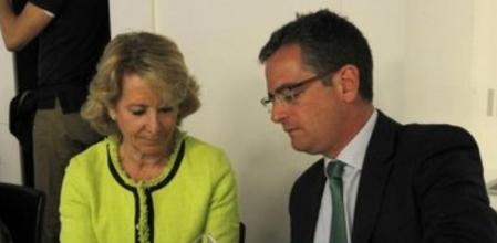 Los presidentes del PP de Madrid, Esperanza Aguirre, y del País Vasco, Antonio Basagoiti, al inicio de la reunión del Comité Ejecutivo Nacional del partido.