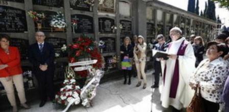 La presidenta del Gobierno de Navarra, Yolanda Barcina (i), y el alcalde de Pamplona, Enrique Maya (2i), ante el nicho con los restos mortales del concejal de UPN Tomás Caballero, asesinado por ETA hace 15 años