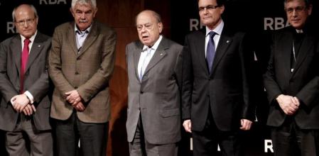 Los expresidentes de la Generalitat de Catalunya, José Montilla, Pasqual Maragall y Jordi Pujol, junto al actual presidente, Artur Mas, han coincidido esta tarde en Barcelona en la presentación de la colección 