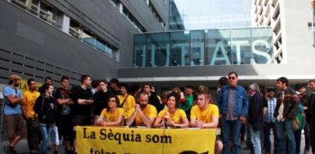 Concentración de las entidades que ocupan el Ateneu Popular la Sèquia de Manresa