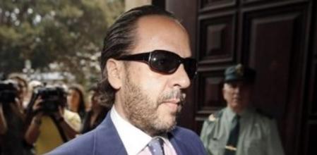 Álvaro Pérez 'el Bigotes', uno de los supuestos cabecillas de la trama corrupta que investiga el caso Gürtel, a su llegada hoy al Palacio de Justicia de Valencia para declarar.