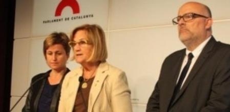 Núria de Gispert, acompañada por los dos vicepresidentes del Parlament, Lluís Corominas y Anna Simó