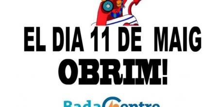 Cartel anunciando la apertura en las tiendas de Badalona