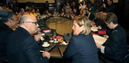 La presidenta del Parlamento catalán, Núria de Gispert (en el centro, de espaldas), ha convocado esta mañana a la Junta de Portavoces de la cámara para analizar la suspensión temporal por parte del Tribunal Constitucional de la declaración de soberanía aprobada por el Parlament el pasado 23 de enero.